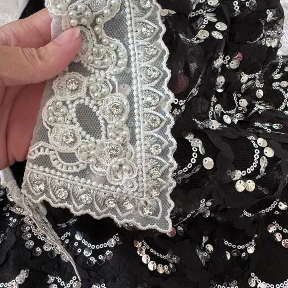 New 🖤 Chic Black and White Mini Dress with Lace Collar - Picture 14 of 17